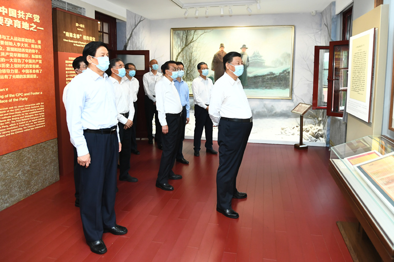 6月25日，中共中央政治局就用好紅色資源、賡續(xù)紅色血脈舉行第三十一次集體學(xué)習(xí)。這次集體學(xué)習(xí)采取參觀和討論相結(jié)合的形式，這是習(xí)近平、李克強(qiáng)、栗戰(zhàn)書(shū)、汪洋、王滬寧、趙樂(lè)際、韓正等在北大紅樓參觀“光輝偉業(yè) 紅色序章——北大紅樓與中國(guó)共產(chǎn)黨早期北京革命活動(dòng)主題展”。新華社記者 謝環(huán)馳 攝
