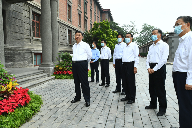6月25日，中共中央政治局就用好紅色資源、賡續(xù)紅色血脈舉行第三十一次集體學(xué)習(xí)。這次集體學(xué)習(xí)采取參觀和討論相結(jié)合的形式，這是習(xí)近平、李克強(qiáng)、栗戰(zhàn)書(shū)、汪洋、王滬寧、趙樂(lè)際、韓正等在北大紅樓參觀“光輝偉業(yè) 紅色序章——北大紅樓與中國(guó)共產(chǎn)黨早期北京革命活動(dòng)主題展”。新華社記者 謝環(huán)馳 攝