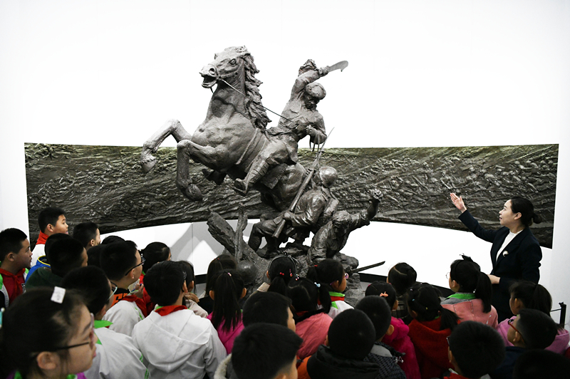 2019年4月4日，在東北烈士紀念館，學(xué)生們在聽講解員講解。
